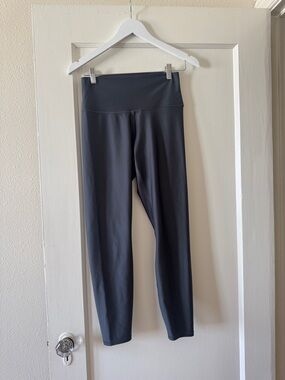 Well loved Alo Airlift Leggings in Graphite